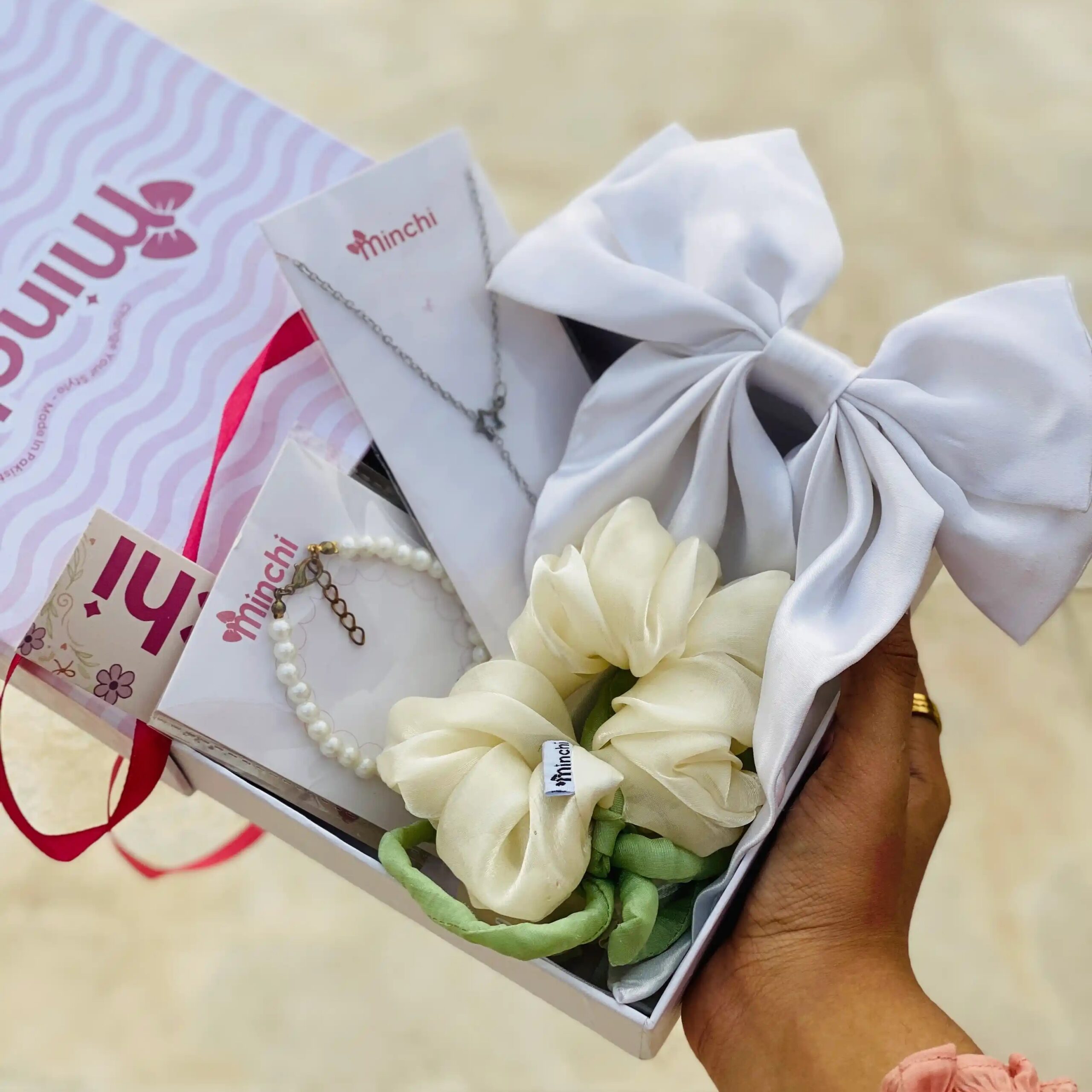 IMG_1761_11zon Gift box - White - Image 1